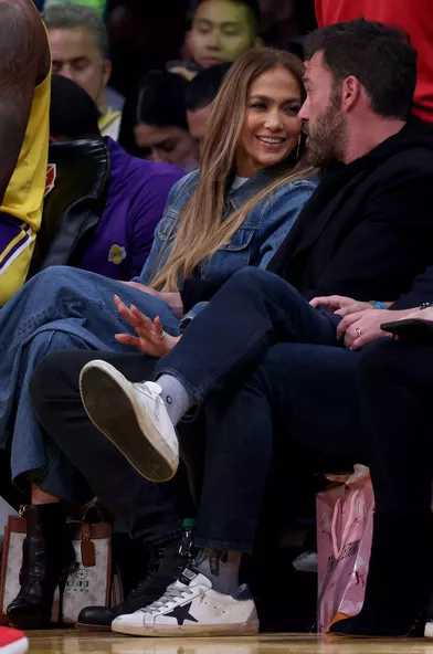 Jennifer Lopez et Ben Affleck lors d'un match de basketball au Staples Center à Los Angeles le 7 décembre 2021