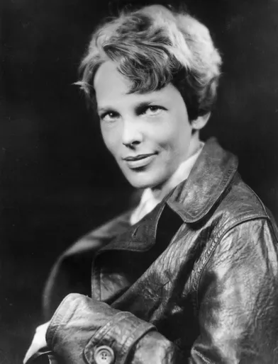 Amelia Earhart (1897- 1937) est célèbre pour avoir été la première femme à traverser l’océan Atlantique en avion.