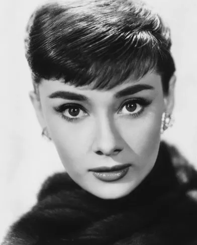 Audrey Hepburn (1929-1993) mettra fin à sa carrière d’artiste pour se consacrer à l’humanitaire devenant ainsi ambassadrice de l’Unicef.