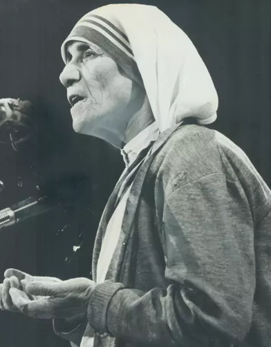 Symbole de dévouement, d'humanité et de douceur, Mère Teresa (1910-1997) disait «Ce qui est important, c’est l’intensité d’amour que vous mettez dans le plus petit geste.»