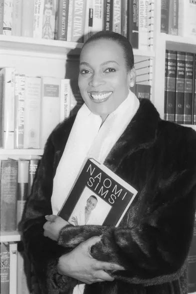 Véritable ambassadrice de la communauté noire sur les podiums, Naomi Sims (1948-2009) fut le premier mannequin noir à faire la Une de célèbres magazines.