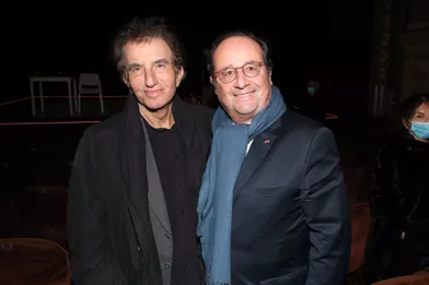 Jack Lang et François Hollandelors de la générale de la pièce «Rimbaud en Feu» au théâtre Antoine à Paris le 13 janvier 2022