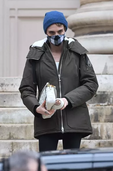 Cara Delevingne sort du défilé Fendi à Paris le 27 janvier 2021