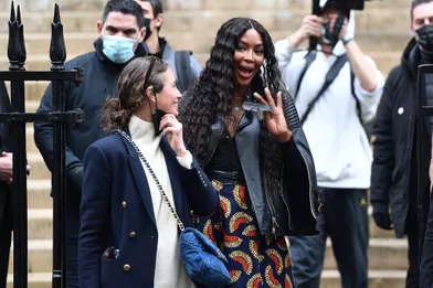 Christy Turlington et Naomi Campbellsortent du défilé Fendi à Paris le 27 janvier 2021