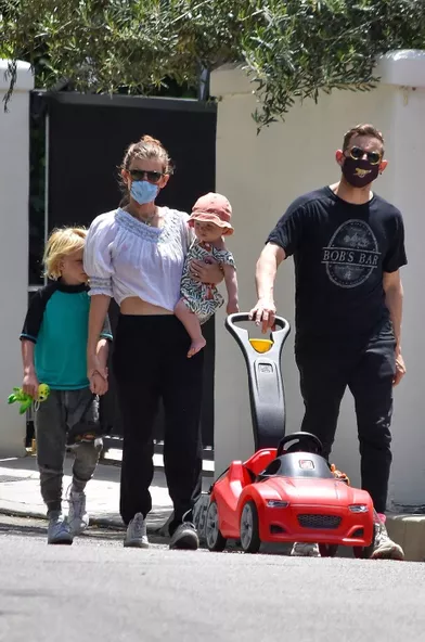 Kate Mara et Jamie Bell avec leurs enfants à Los Angeles le 23 mai 2020