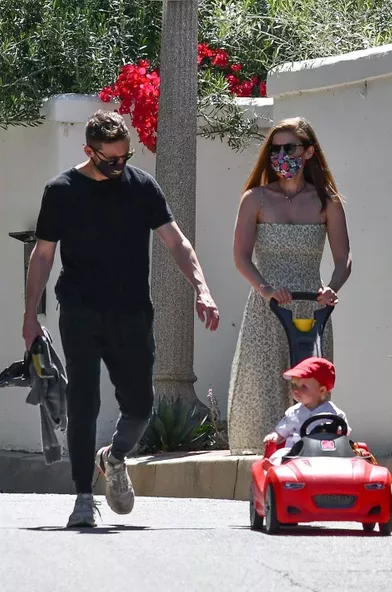 Kate Mara et Jamie Bell avec leur fille à Los Angeles le 21 mai 2020