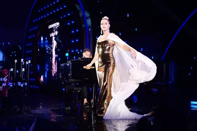 Katy Perry (avec John Legend au piano) au gala UNICEF organisé parLuisaViaRoma à Capri le 31 juillet 2021