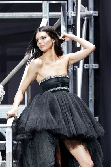 Kendall Jennerlors du défilé de Carine Roitfled au Gala de l'amfAR 2019