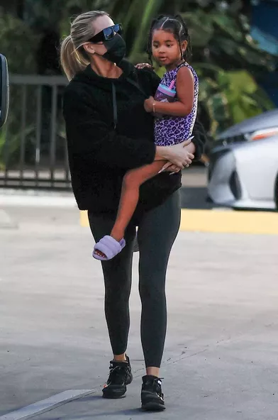 Khloe Kardashian et sa fille True à Woodland Hills, Los Angeles, le 15 novembre 2021.