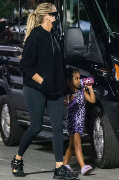 Khloe Kardashian et sa fille True à Woodland Hills, Los Angeles, le 15 novembre 2021.