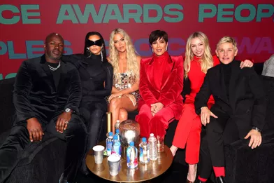 Corey Gamble, Kim Kardashian, Khloé Kardashian, Kris Jenner, Portia de Rossi et Ellen DeGeneres aux People's Choice Awards à Los Angeles le 7 décembre 2021