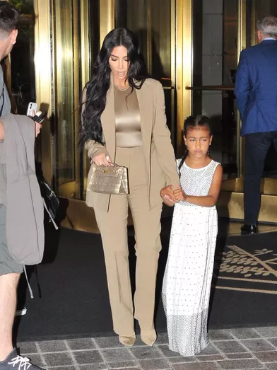 Kim Kardashian avec sa fille North à la sortie de leur hôtel à Washington le 25 juillet 2019