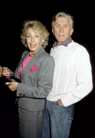 Kirk Douglas et sa femme Anne sortent du restaurant Spagos à Hollywood en 1986.