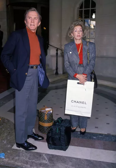 Kirk Douglas et sa femme Anne après une journée shopping à Paris en 1988.