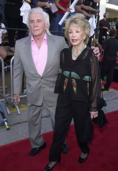 Kirk Douglas et sa femme Anne à la première d'un film de Joe Roth à Los Angeles en 2001.