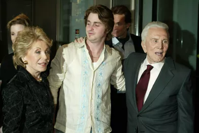 Kirk Douglas avec sa femme Anne et leur petit-fils Cameron Douglas à New York en 2003.