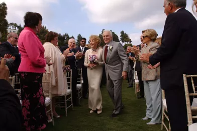 Kirk et Anne Douglas renouvellent leur voeux de mariage en 2004,à la villa de Greystone à Beverly Hills,50 ans après leur union.