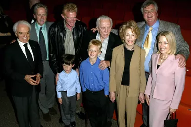 Kirk Douglas avec sa femme Anne, et ses fils Michael, Peter et Joel Douglas en 2004.
