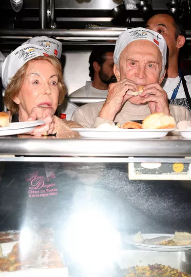 Kirk Douglas et sa femme Anne participent à l'action &quot;Un repas de Thanksgiving pour les sans-abris&quot; à Los Angeles en 2008.