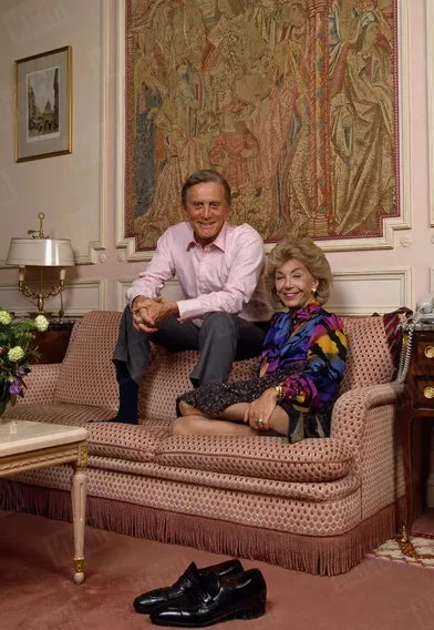 Kirk Douglas et sa femme Anne dans leur chambre d'hôtel à Paris en 1987, où ils se sont rendus pour promouvoir le nouveau film de Kirk &quot;Coup double&quot;.