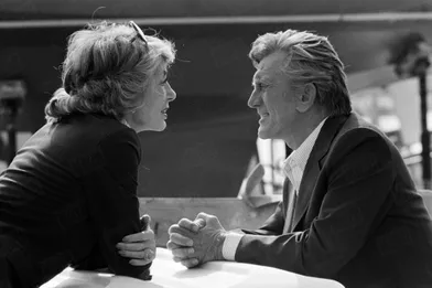 Kirk Douglas et sa femme Anneface à face sur le port de plais, lors duFestival du cinéma américain de Deauville en 1987.