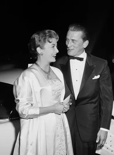 Kirk Douglas et sa femme Anne se rendent à la première de&quot;Lust for Life&quot; à Los Angeles vers 1956.
