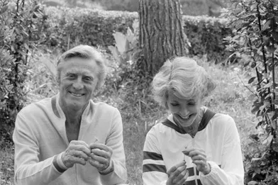 Kirk Douglas et sa femme Anne prennentune pause dans un parc lors du32ème Festival de Cannes en 1979.Ils ont profité de leur venue à Cannes pour célébrer leurs noces d'argent.
