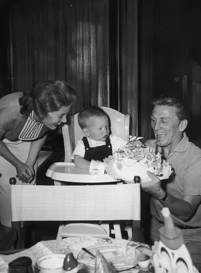 Kirk Douglas et sa femme Anne fêtent le premier anniversaire de leur fils Peter en novembre 1956. Peter est le troisième fils de Kirk, qui était déjà père de Michael et Joel, issus de son mariage avec Diana Dilla, avant de rencontrer Anne.