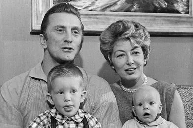 Kirk Douglas, sa femme Anne et leurs fils Peter (ici 3 ans) et Eric (ici 5 mois) en 1958. A cette période, Kirk se préparait pour son rôle iconique dans &quot;Spartacus&quot;.