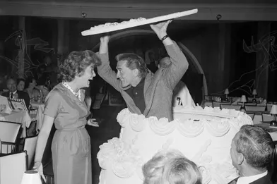Kirk Douglas fait une surprise à sa femme Anne pour son anniversaire en 1959, qui a eu lieu dans leur villa de Palm Springs.