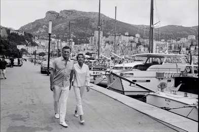 Kirk Douglas et sa femme Anne se promènent en amoureux pendant leurs vacances en France en 1965.