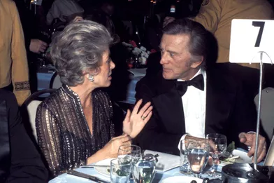 Kirk Douglas et sa femme Anne lors d'un dîner officiel à l'hôtel Hilton à New York en 1975.