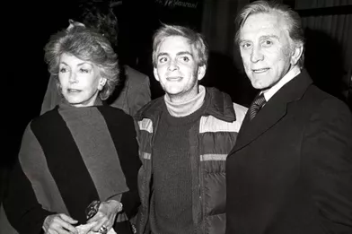 Kirk Douglas avec sa femme Anne et son fils Eric Douglas à l'hôtel Regency à New York en 1984.