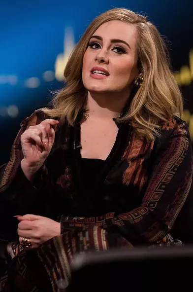 Adele sur le plateau d'une émission télévisée britannique en 2015