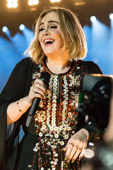 Adele sur la scène du Festival de Glastonbury en 2016