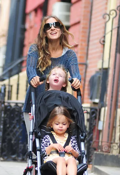 Sarah Jessica Parker à New York en 2012 avec ses jumelles Tabitha et Marion (nées par mère porteuse en juin 2009).