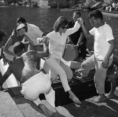 Août 1962, sur la côte amalfitaine en Italie : Jacqueline Kennedy et sa sœur Lee Radziwill s'offrent des vacances loin de Washington.