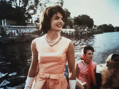 Mai 1962 : Jackie Kennedy et Lee Radziwill naviguent sur le lac Pichola, en Inde.