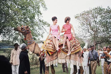 Mars 1962 : Lee et Jackie à Rawalpindi, au Pakistan, à dos de chameau.