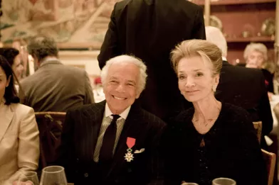 Dîner à l'ambassade des Etats-Unis en avril 2010 après que le couturier Ralph Lauren a été élevé au rang de Chevalier de la Légion d'honneur à Paris, aux côtés de Lee Radziwill.