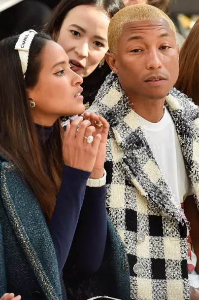 Helen Lasichanh et Pharrell Williams au défilé Chanel en mars 2016.