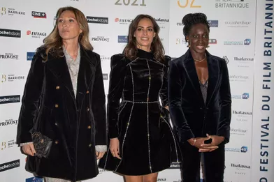 Laura Smet, Bérénice Béjo et Eye Haïdaralors de la cérémonie de clôture du 32eFestival du film britannique de Dinard le 2 octobre 2021