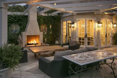 La nouvelle propriété de Reese Witherspoon à Los Angeles (quartier de Brentwood) a été acquise en 2020 pour 15,9 millions de dollars