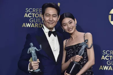 Lee Jung-jae and Jung Ho-Yeon (Best Actor in a Drama Series for “Squid Game”) at the SAG Awards in Los Angeles on February 27, 2022