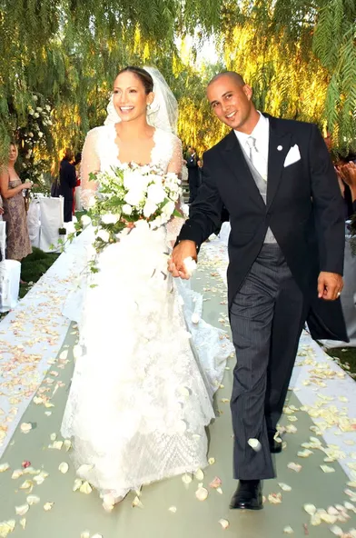 Jennifer Lopez et Cris Judd lors de leur mariage à Calabasas en septembre 2001.Le couple a été marié entre 2001 et 2002.