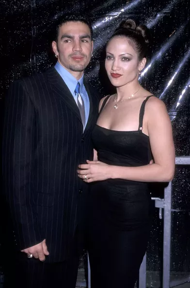 Ojani Noa et Jennifer Lopez lors d'une inauguration à Los Angeles en février 1998.Le couple a été marié entre 1997 et 1998.