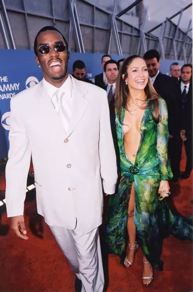 Sean Combs et Jennifer Lopez aux Grammy Awards à Los Angeles en février 2000.Le duo de stars s'est fréquenté plusieurs mois entre 1999 et 2000.