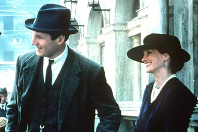 Liam Neeson et Julia Roberts (ici dans le film «Michael Collins» sorti en 1996), qui se sont rencontrés en 1987 sur le tournage du film «Satisfaction», ont vécu une romance - l'actrice avait alors 19 ans et le comédien 35 ans. D'après des témoignages évoqués dans un épisode de la série documentaire «The Kitty Kelley Files» diffusé en 2017 , Liam Neeson aurait été le premier compagnon sérieux de la star.