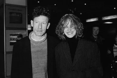Lyle Lovett et Julia Roberts (ici à Paris en mars 1994), qui s'étaient d'abord croisés sur le tournage du film «The Player» sorti en 1992,ont été mariés entre 1993 et 1995. La première union de la star.
