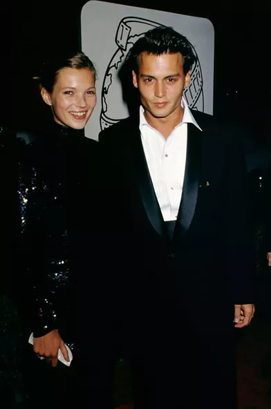Kate Moss et Johnny Depp à Beverly Hills le 21 janvier 1995 -La Brindille rencontre ensuite son grand amour, l’acteur alors très en vogue Johnny Depp. S’il a 31 ans et qu’elle n’en a que 20, les deux tourtereaux forment un couple passionné très médiatisé. Ils seront d’ailleurs élus couple de la décennie par Vanity Fair. Leur histoire d’amour dure trois ans, de 1994 à 1997, et Kate Moss a eu du mal à se remettre de leur séparation.